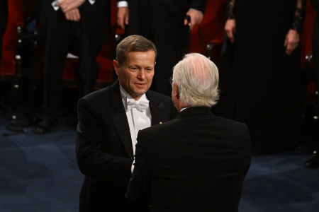 Krausz Ferenc átveszi a fizikai Nobel-díjat XVI. Károly Gusztáv svéd királytól. Fotó: MTI / Koszticsák Szilárd